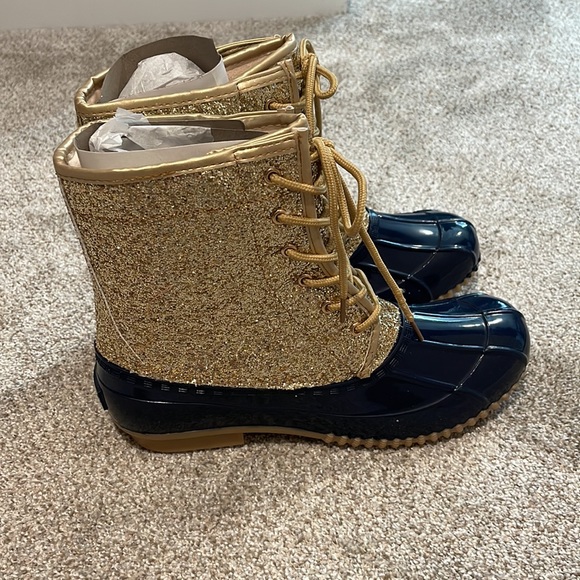 NEVERWORN woman’s glitter duck boots. - Picture 3 of 8